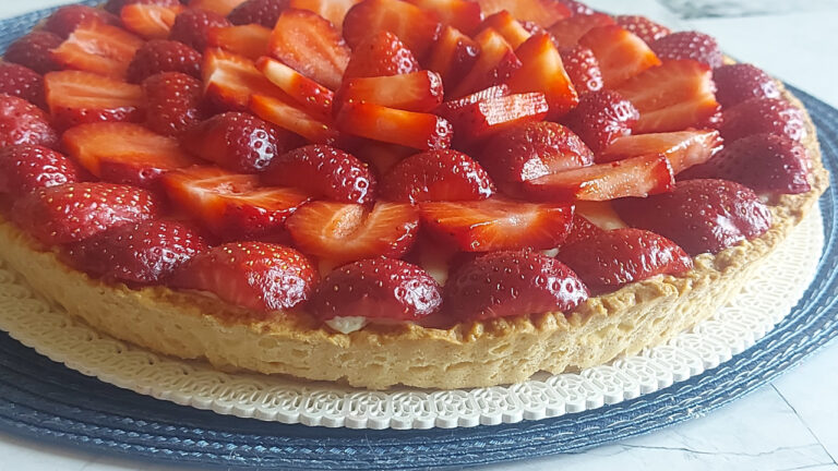 crostata farcita con crema pasticcera e fragole