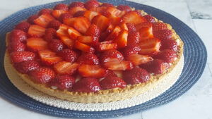 crostata farcita con crema pasticcera e fragole