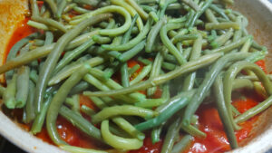 padella con fagiolini e sugo di pomodoro