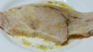 pesce spada bagnato con olio e limone