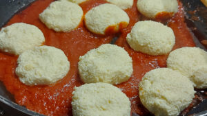 padella con pomodoro e polpette di ricotta