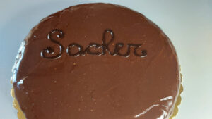 torta sacher con scritta