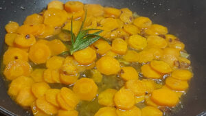 padella con carote e brodo vegetale