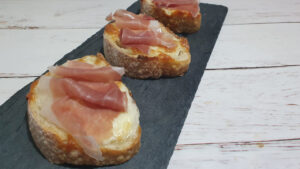 tartine prosciutto crudo e formaggio