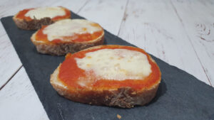 crostini con pomodoro e mozzarella