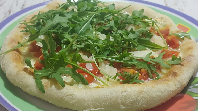 pizza bianca pomodorini rucola e parmigiano