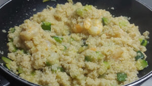 cous cous zucchine e gamberetti condito