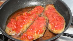 melanzane con pomodoro in cottura