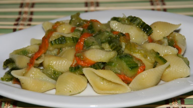 Pasta con fiori di zucca e zucchine