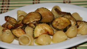 Pasta con zucchine fritte