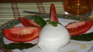 Caprese di mozzarella e pomodoro