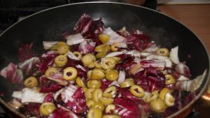 padella con radicchio e olive