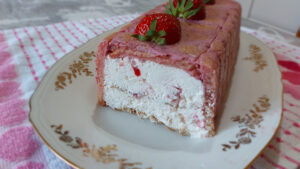 semifreddo alle fragole tagliato