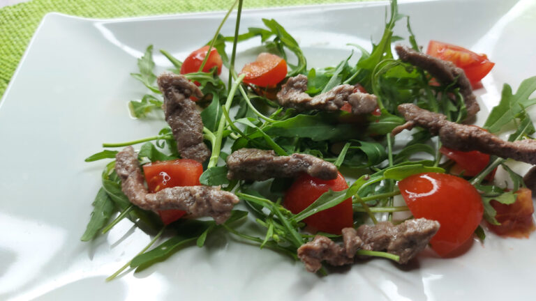 straccetti di vitello rucola e pomodorini