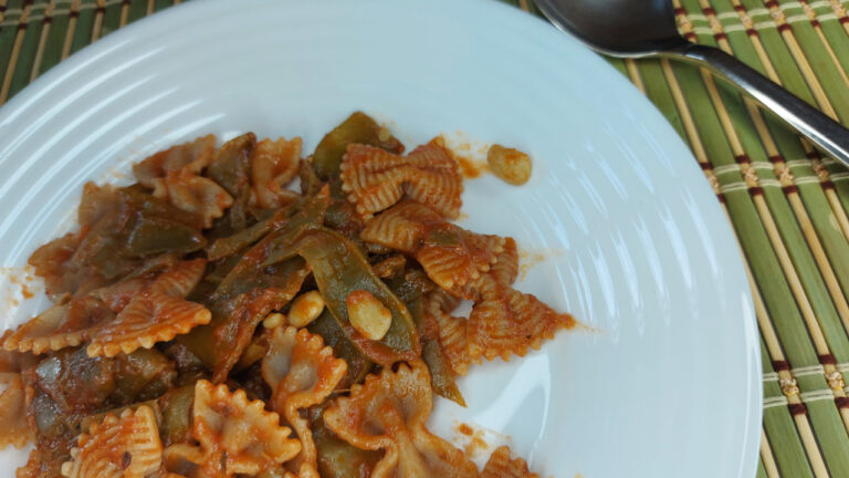 pasta con taccole al pomodoro