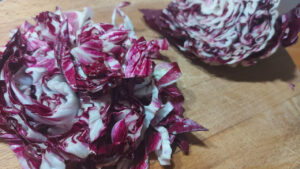 radicchio pulito e tagliato