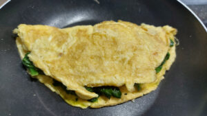 omelette di spinaci e zafferano in padella