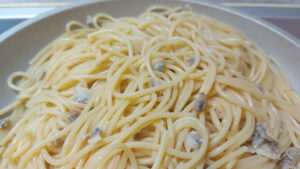 spaghetti saltati in padella con le vongole