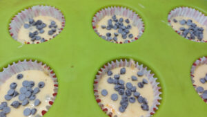 impasto dei muffin versato negli stampi