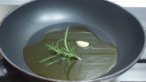 padella con olio aglio e rosmarino