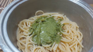 pasta scolata e condita con il pesto