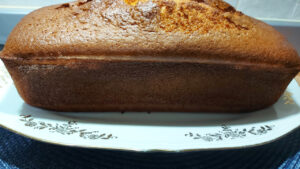 plumcake all'arancia pronto da tagliare e servire