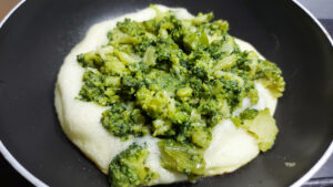 padella con uova sbattute e broccoli