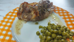 agnello al forno con piselli