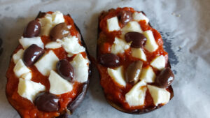 melanzane ripiene di pomodoro mozzarella e olive