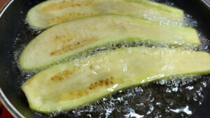 padella con melanzane fritte