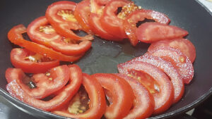 padella con pomodori a raggiera