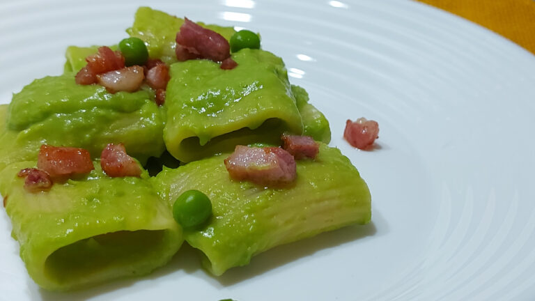 paccheri con crema di piselli e pancetta