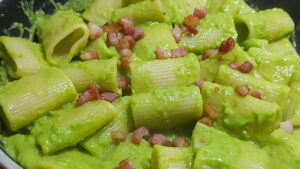 paccheri conditi con crema di piselli e pancetta