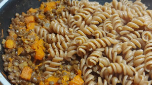 padella con pasta zucca e lenticchie